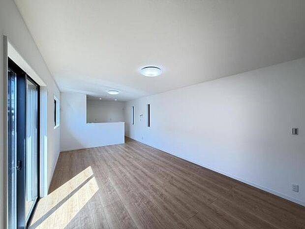 お食事中もキッチンと会話が楽しめるダイニングスペース。