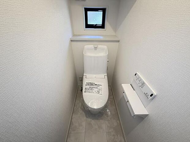 シャワー洗浄機能付のトイレは、清潔感が印象的な空間ですね。