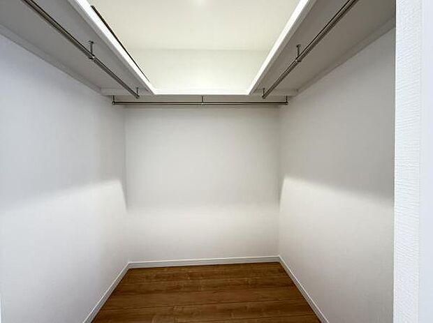 ウォークインクローゼットがあり収納スペースも豊富。季節物もスッキリ片付きそうです。