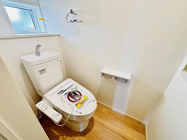 シャワー洗浄機能付のトイレは、清潔感が印象的な空間ですね。