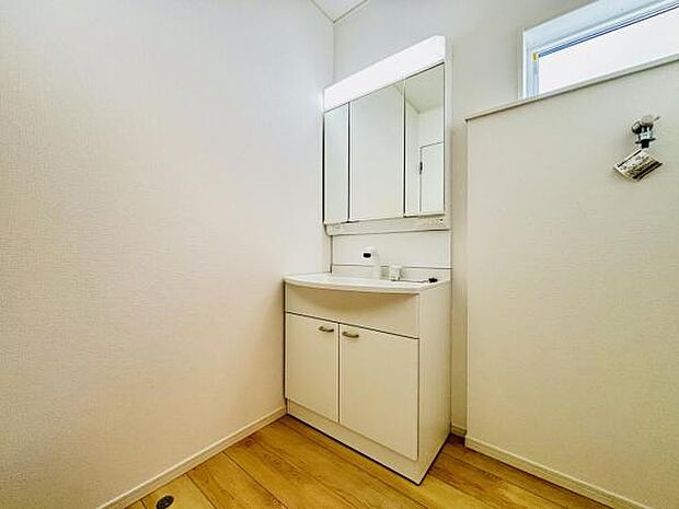 洗面化粧台です。朝の身支度から1日が始まります。