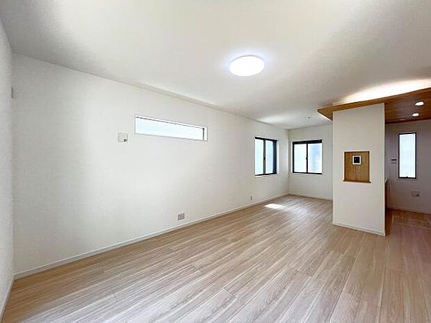 お食事中もキッチンと会話が楽しめるダイニングスペース。