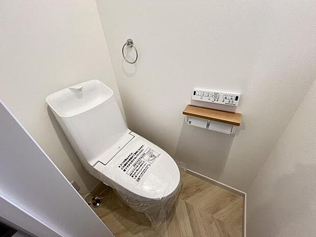 シャワー洗浄機能付のトイレは、清潔感が印象的な空間ですね。