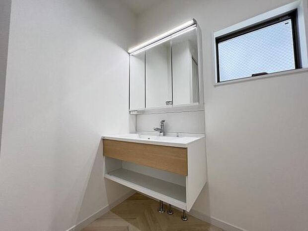 洗面化粧台です。朝の身支度から1日が始まります。