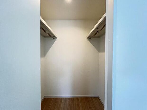 ウォークインクローゼットがあり収納スペースも豊富。季節物もスッキリ片付きそうです。