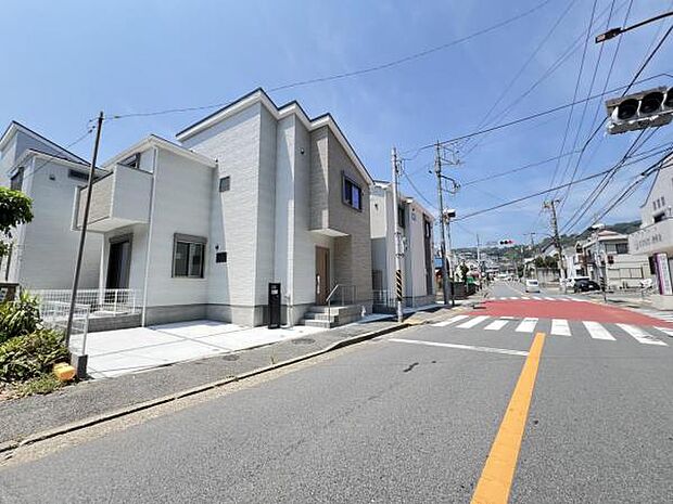 前面道路を含めた現地写真です。ぜひ周辺環境も併せてご覧ください。