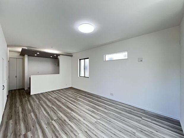 お食事中もキッチンと会話が楽しめるダイニングスペース。