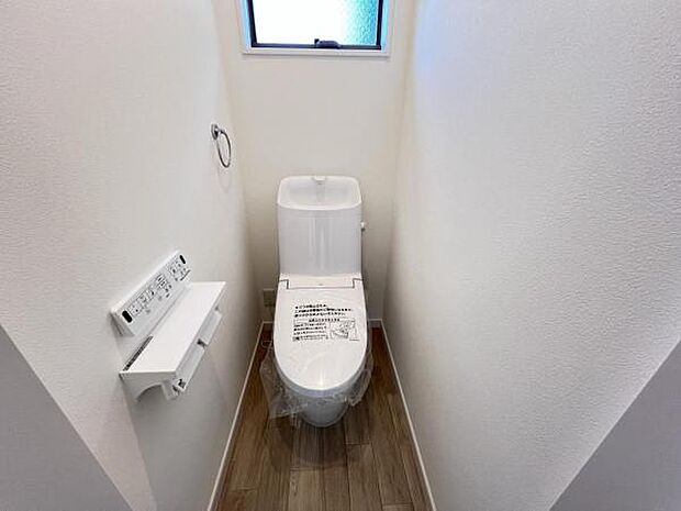 シャワー洗浄機能付のトイレは、清潔感が印象的な空間ですね。