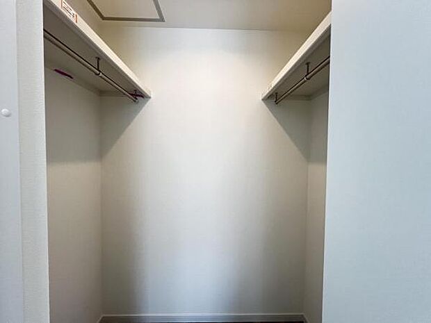 ウォークインクローゼットがあり収納スペースも豊富。季節物もスッキリ片付きそうです。