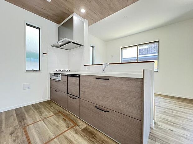 ご家族を見守りながら家事が捗る対面式キッチン。お料理をしながらご家族のサポートも可能です。