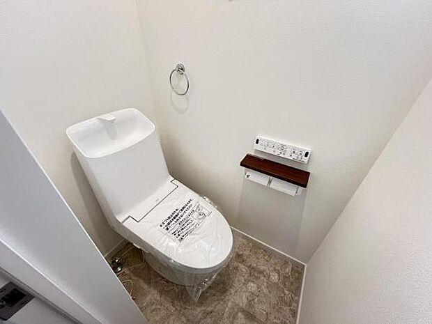 シャワー洗浄機能付のトイレは、清潔感が印象的な空間ですね。