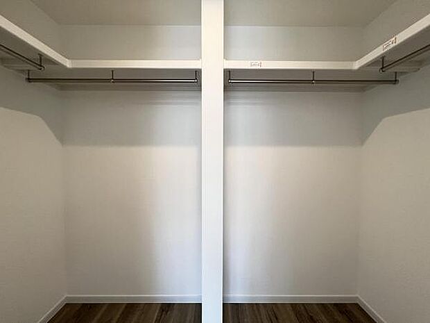 ウォークインクローゼットがあり収納スペースも豊富。季節物もスッキリ片付きそうです。