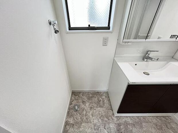 独立洗面台の横にはランドリースペースがございます。