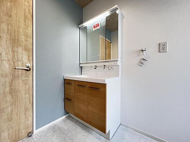 洗面化粧台です。朝の身支度から1日が始まります。