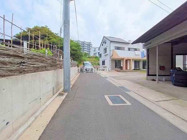 前面道路を含めた現地写真です。