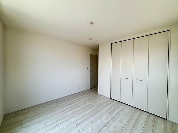 いつでもお部屋をスッキリお使い頂ける収納スペースを設置。