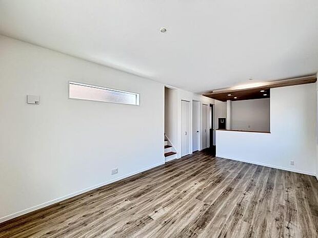 お食事中もキッチンと会話が楽しめるダイニングスペース。