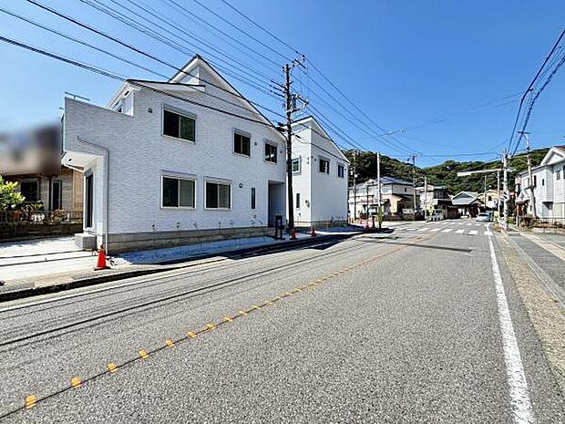 前面道路を含めた現地写真です。