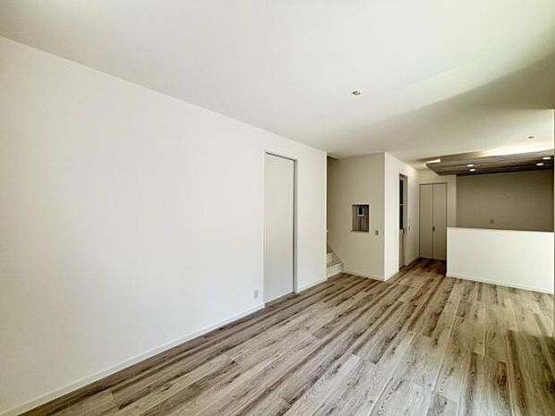 お食事中もキッチンと会話が楽しめるダイニングスペース。