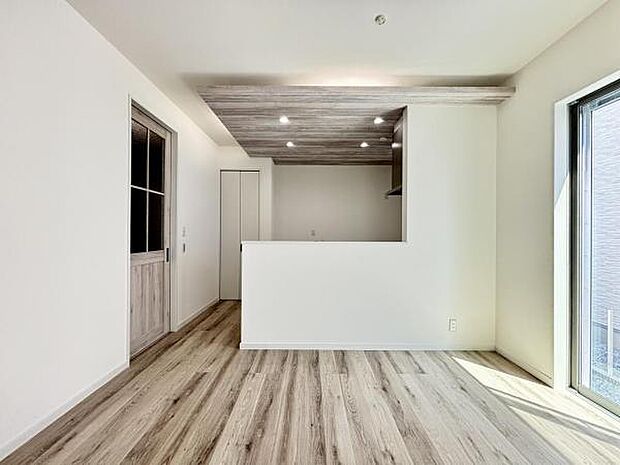 ご家族を見守りながら家事が捗る対面式キッチン。お料理をしながらご家族のサポートも可能です。