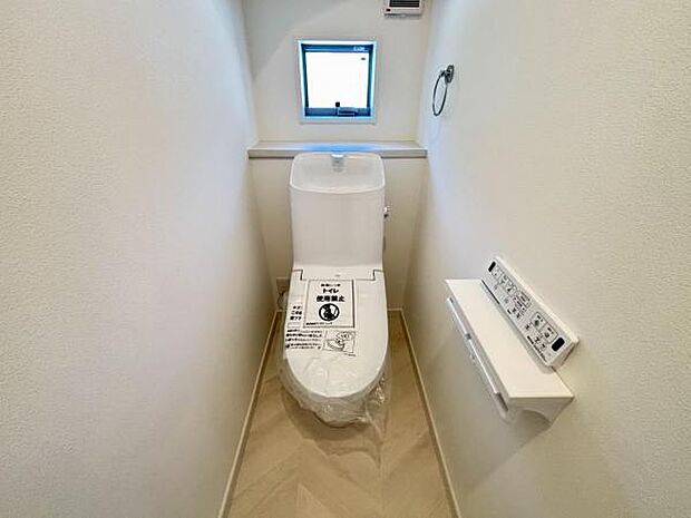 シャワー洗浄機能付のトイレは、清潔感が印象的な空間ですね。