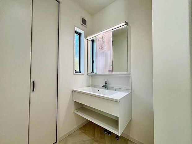 洗面化粧台です。朝の身支度から1日が始まります。