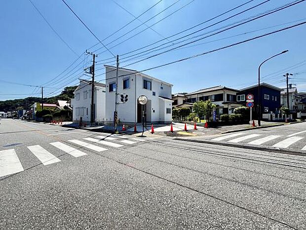 前面道路を含めた現地写真です。