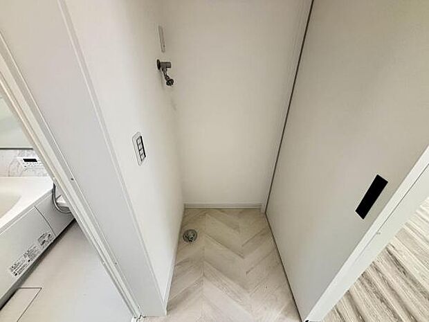 脱衣場内のランドリースペースです。身支度を整えながら洗濯機の操作を行えます。