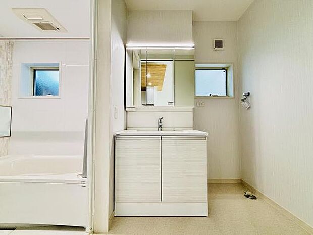 洗面化粧台です。朝の身支度から1日が始まります。