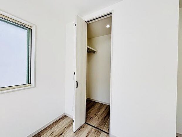 ウォークインクローゼットがあり収納スペースも豊富。季節物もスッキリ片付きそうです。