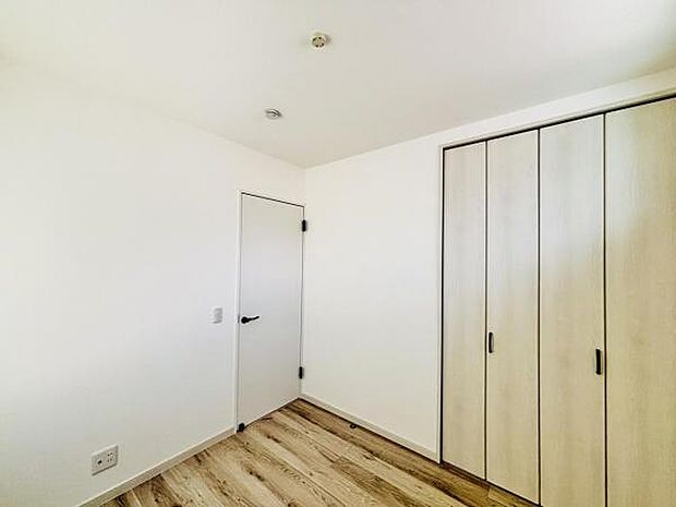 いつでもお部屋をスッキリお使い頂ける収納スペースを設置。