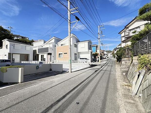 前面道路を含めた現地写真です。