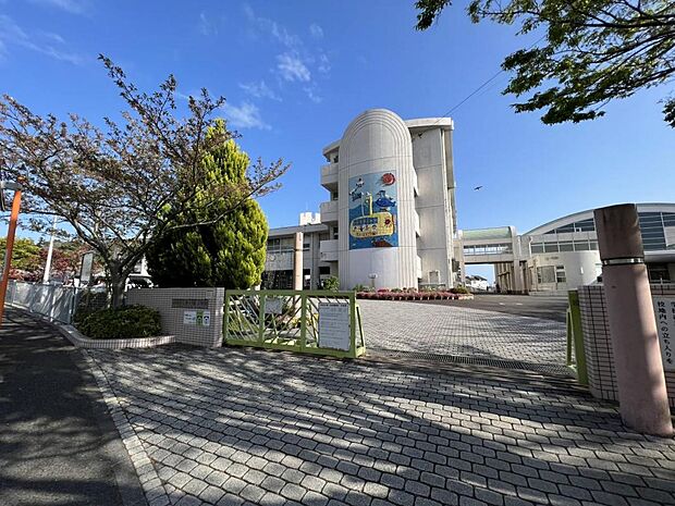横須賀市立野比東小学校まで約400m(徒歩5分)
