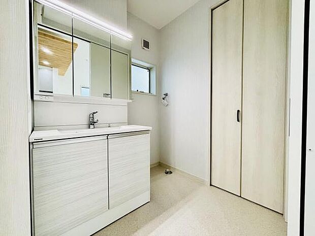 脱衣所は小さなお子様がいるご家庭にも重宝されます。