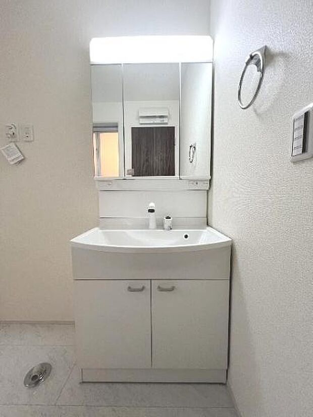 シャワー付き洗面化粧台です。手軽にシャンプーができ、お掃除もしやすいですね。