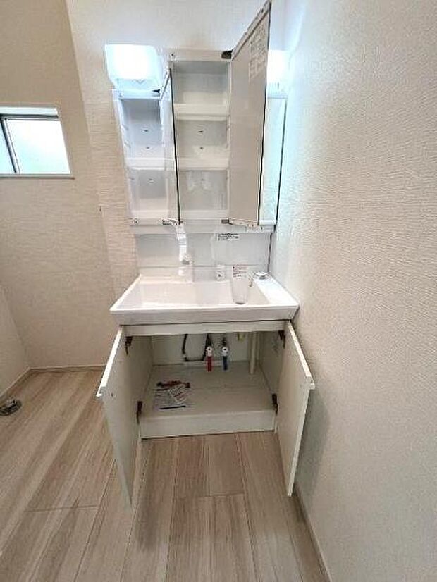 シャワー付き洗面化粧台です。手軽にシャンプーができ、お掃除もしやすいですね。