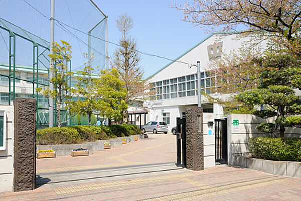 通学路は穏やかな住宅街の中の道なので、お子さんの通学も安心。