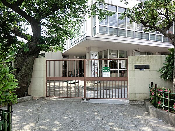 通学路は穏やかな住宅街の中の道なので、お子さんの通学も安心。