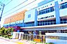 周辺：通学路は穏やかな住宅街の中の道なので、お子さんの通学も安心。