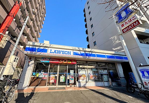 近くにコンビニがあり、ちょっとしたお買い物がしたいときに便利です。