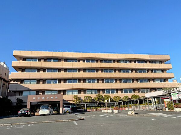 万が一の体調不良時にも、徒歩圏内に病院があると安心感があります。日々の暮らしを支えてくれる便利な周辺環境ですね。