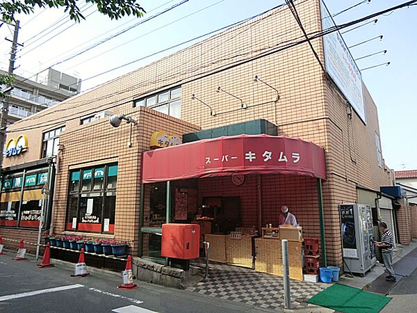 野菜の種類も多く、魚や肉も充実しています。総菜コーナーも陳列が工夫されており買い物しやすいです。