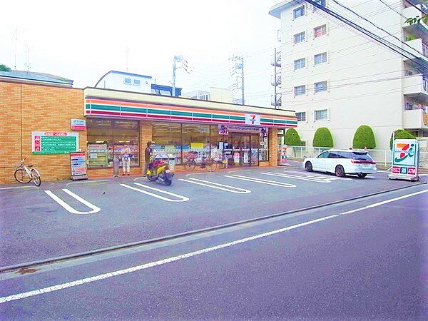 近くにコンビニがあり、ちょっとしたお買い物がしたい時に便利です。