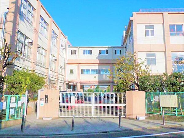 通学路は穏やかな住宅街の中の道なので、お子さんの通学も安心。