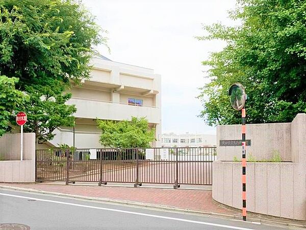 通学路は穏やかな住宅街の中の道なので、お子さんの通学も安心。