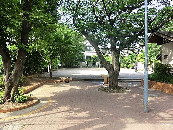 お子様とのお散歩やペットとのふれあいなど、日常の中で閑静な自然のゆとりを感じていただくことができます。