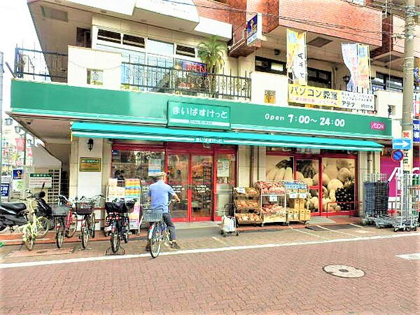 野菜の種類も多く、魚や肉も充実しています。総菜コーナーも陳列が工夫されており買い物しやすいです。