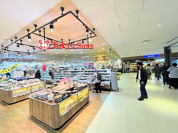 近くにコンビニがあり、ちょっとしたお買い物がしたい時に便利です。