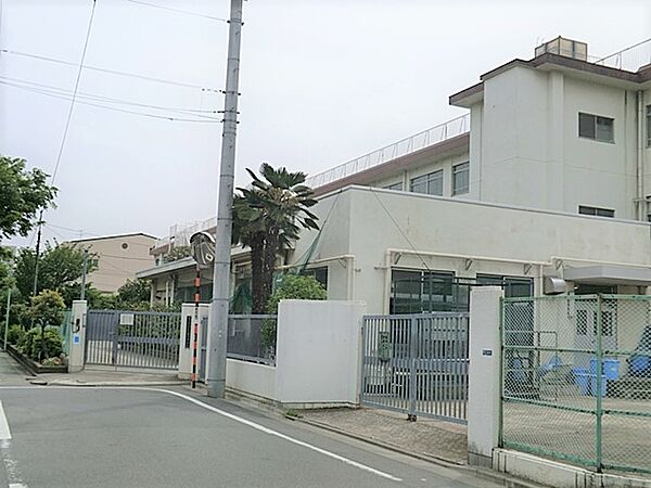 通学路は穏やかな住宅街の中の道なので、お子さんの通学も安心。