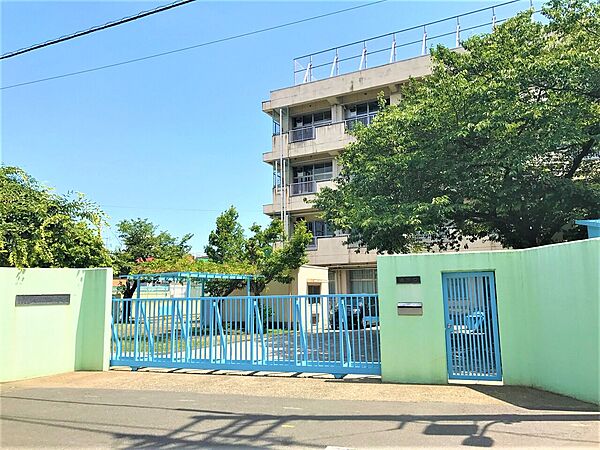 通学路は穏やかな住宅街の中の道なので、お子さんの通学も安心。
